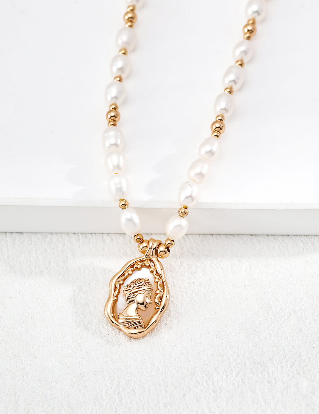 Vintage gold queen cameo necklace with natural pearls